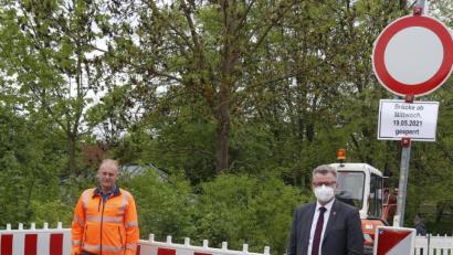 Bild: mfh
Bei einem Vororttermin informiert sich Bürgermeister Michael Göth (rechts) beim Leiter des Städtischen Bauhofs, Erwin Thurner (links), über den Fortschritt der Baumaßnahme.