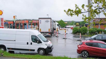 Bild: twi
Schon jetzt ist ein Teil der Einmündung in die Klaus-Conrad-Straße gesperrt und gibt einen Vorgeschmack auf die zu erwartende Verkehrssituation