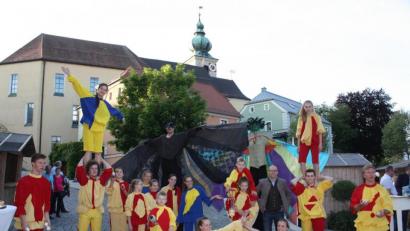 Archivbild: lg
Sie waren 2019 ein Hingucker: Die Gaukler des Ortenburg-Gymnasiums trugen dazu bei, dass sich der Marktplatz in eine barocke Festspielarena verwandelte. Auch bei der Neuinszenierung sind sie mit von der Partie.