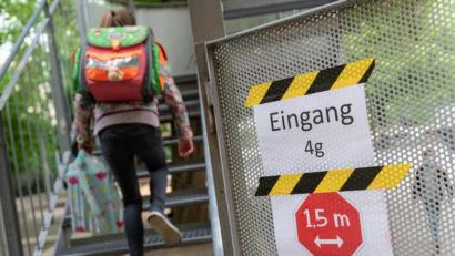 Symbolbild: Peter Kneffel
Nach den Pfingstferien soll es kaum noch reinen Distanzunterricht in Bayern geben.