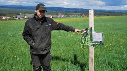 Bild: gsp
Jungbauer Kilian Hirn mit einem der zerstörten Hinweisschilder. Er kann nicht verstehen, warum hier jemand offensichtlich kein Verständnis für die Anliegen der Landwirte aufbringen kann.