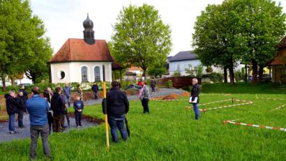 Bild: bkr
Mit roten Flatterbändern ausgesteckt sind die Flächen für die Spielgeräte. Geschottert ist bereits der barrierefreie Zugang von der Kapelle zum Dorfplatz und dem Sitzplatz.