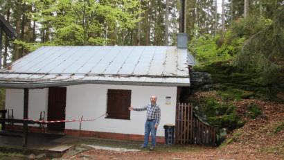 Bild: kro
Idyllisch gelegen ist die Ringelfelsenhütte der Waldsassener Naturfreunde. Hüttenwart Michael Rückl muss bei den Hüttensonntagen wie schon im Vorjahr die jeweils aktuellen Corona-Regelungen beachten.