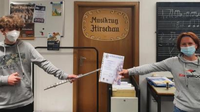 Bild: u
Trotz Corona-Zeit schafft Ferdinand Pfab (links) mit der Querflöte die D2-Leistungsprüfung des Nordbayerischen Musikbunds mit Bravour. Ausbilderin Susanne Dontschenko (rechts) gratuliert ihrem Schützling zum silbernen Leistungsabzeichen.