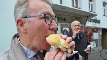 Bild: Kunz
Die beiden Bürgermeister Reinhold Wildenauer und Lothar Höher genießen die erste Bratwurstsemmel in der Fußgängerzone. Seit Donnerstag ist der Verzehr wieder direkt vor Ort möglich, da die Maskenpflicht aufgehoben (außer an Markttagen) wurde.