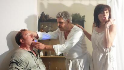 Archivbild: exb
Bei den Historischen Stadtführungen setzen die Schauspieler des Modernen Theaters Tirschenreuth (im Bild eine Szene aus den Jahren 2018/2019) immer besondere Momente der Ortsgeschichte in erlebnisreiche Bilder um. Ende Juni will die Tourist-Info wieder mit diesen Führungen beginnen.