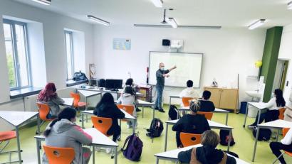 Bild: sne
Lehrer Uwe Prösl erklärt der siebten Klasse der Grund- und Mittelschule Grafenwöhr an einem Smart Board Unterrichtsstoff.
