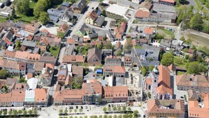 Bild: mür
Mehrere Baustellen finden sich auf dem Marktplatz, unter anderem der Rathausneubau sowie die Sanierung des historischen Rathauses.