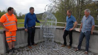 Bild: pop
Gemeindearbeiter Christian Lautenschlager, Bürgermeister Peter Braun, Künstler Franz Schmid und Erwin Koller (von links) begutachten die Nepomuk-Metallfigur auf der Doppelbogenbrücke.