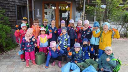 Bild: Annalena Neuberger, Kindergarten St. Sebastian/exb
Die Mädchen und Buben aus dem Kindergarten St. Sebastian. Ihre Ramadama-Aktion brachte viel Müll zum Vorschein.