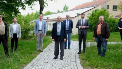 Bild: Hirsch
Landkreis und Behörde ehrten drei langjährige Feldgeschworene. Das Bild zeigt von links: Siegfried Lorenz, Josef Prechtl, Benjamin Boml, Konrad Fendl, Wilfried Knaut, Thomas Ebeling, Johann Becher und Anita Forster.