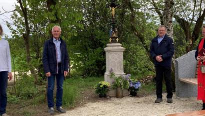 Bild: br
Bei einer Andacht wurde das Feldkreuz an seinem neuen Standort kirchlich gesegnet. Unser Bild zeigt (von links) Hans Scherm, Vorsitzender der Dorfgemeinschaft Wernersreuth, Bürgermeister Peter König, Ortssprecher Hans Richtmann und Pfarrer Josef Waleszczuk.