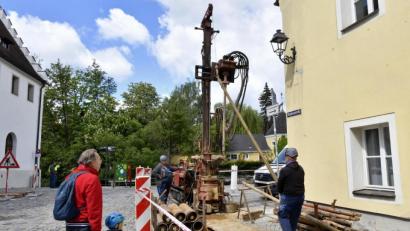 Bild: Petra Hartl
Das seltsame Gerät weckt Interesse: Zwischen Zeughaus und ehemaligem Stadtarchiv laufen in Amberg gerade Erkundungsbohrungen für den künftigen Hochwasserschutz.