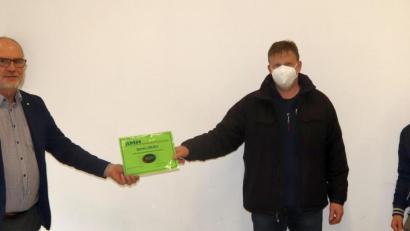 Bild: mfh
Bei der Spendenübergabe (von links): Betriebsratsvorsitzender Karl-Heinz König, der Zweite Vorsitzender des Vereins Selbsthilfegruppe Krebskranker Kinder Amberg-Sulzbach, Marco Kind, und der Leiter des Rohrwerk-Vertrauenskörpers, Arthur Schertl.