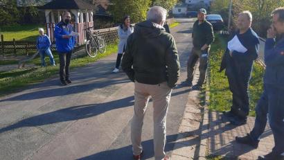 Bild: ld
Bei einem Ortstermin besprach der Bau -und Umweltausschuss Möglichkeiten der Umgestaltung des Bruckwegs in einen verkehrsberuhigten Bereich.