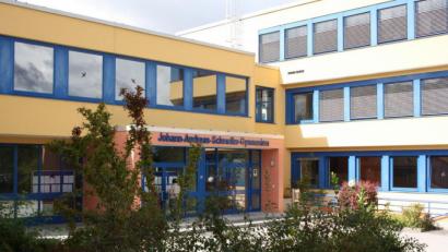 Bild: Thomas Dobler
Das Johann-Andreas-Schneller-Gymnasium in Nabburg erlebt derzeit Umbauarbeiten im Bereich der Physik. Diese Maßnahmen werden bis zum Spätherbst andauern. Möglichst bald soll überdies mit der Flachdachsanierung am Bau 2 begonnen werden.