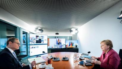 Bild: Steffen Kugler/Bundesregierung/dpa
Bundeskanzlerin Angela Merkel (CDU) nimmt gemeinsam mit Michael Müller (SPD), Regierender Bürgermeister von Berlin, an einer Videokonferenz mit den Ministerpräsidentinnen und Ministerpräsidenten der Länder zum Thema Impfen teil.