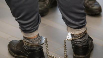 Symbolbild: Robert Michael/dpa
In Fußfesseln wurde ein 37-Jähriger am Amtsgericht Tirschenreuth vorgeführt. Der Mann muss noch eine Freiheitsstrafe bis Mitte Juli absitzen. Er erhielt eine neue Freiheitsstrafe wegen vorsätzlicher Körperverletzung.