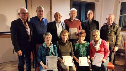 Bild: exb
Vorsitzender Walter Wolf(Zweiter von links) freute sich, etliche Mitglieder für langjährige Treue auszeichnen zu können.