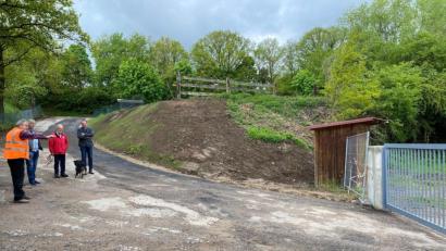 Bild: Wilhelm Amann
Der Gartenbauverein, der die Grüngutannahme betreut, freut sich über die verbesserte Zufahrt. Das betonte Vorsitzender Walter Wolf (Zweiter von links) bei einer Besichtigung mit (von links) Bauhofleiter Rudi Scharf, Stadtrat Bernd Hofmann und Bürgermeister Frank Zeitler.