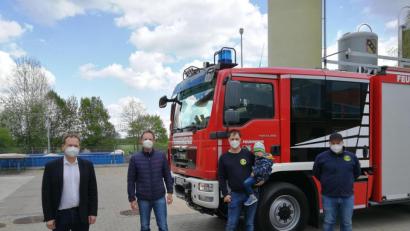Bild: br
Mit Freude wurde das neue Einsatzfahrzeug der Feuerwehr Speichersdorf empfangen. Unser Bild zeigt (von links): Bürgermeister Christian Porsch, Paul Dolata (gemeindlicher Feuerwehrsachbearbeiter), Kommandant Volker Hammon und Stellvertreter Christian Schwarzer.
