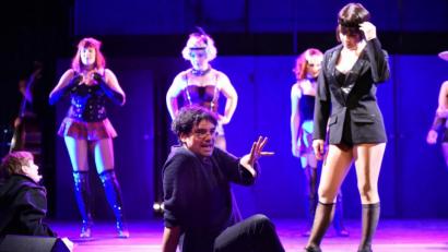 Archivbild: Tobias Schwarzmeier
Till Rickelt (hier bei den Proben für Cabaret 2019) hat ein Mammutprogramm vor sich. Der Künstlerische Leiter des Landestheaters Oberpfalz führt im Sommer Regie bei der Neuinszenierung „Schikaneder“ sowie den drei Wiederaufnahmen „Cabaret“, „Kuh Rosmarie“ und „Cyrano de Bergerac“.