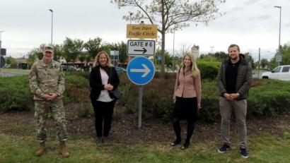 Bild: mor
Der Kreisverkehr an der großen Tankstelle in den Tower Barracks trägt künftig den Namen „Toni Dürr Traffic Circle“. Oberst Christopher Danbeck (von links) enthüllte zusammen mit Dürrs Tochter Regina Klemm und den Enkelkindern Isabella und Lukas auch einen Gedenkstein am Kreisverkehr.