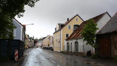 Bild: bjp
Die beiden Stadel an der Bahnhofstraße (von rechts) werden bald Geschichte sein. Im Zuge des Supermarktneubaus werden dann auch Kanalisation, Wasser- und Stromleitungen neu verlegt. Die baubedingten Behinderungen des Durchgangsverkehrs will die Stadt durch verkehrsregelnde Maßnahmen so gering wie möglich halten.
