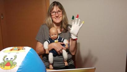 Bild: jzk
Mit einer Puppe zeigte Andrea Kick bei ihrem Online-Vortrag den Eltern einfache Übungen, die sie mit ihrem Baby zu Hause machen können.