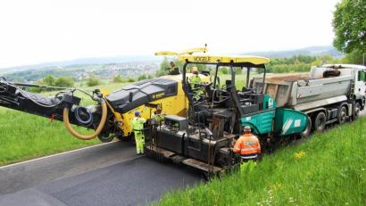Bild: sm
Einen Tag lang eine Baustelle: Die Straßensanierung auf der Staatsstraße 2395 wurde bereits am Freitag wieder abgeschlossen.