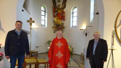 Bild: apr
Alfons Prechtl (rechts) und Martin Weiß (links) gratulierten Ruhestandsgeistlichem Siegfried Wölfel (Mitte) zum 75. Geburtstag.