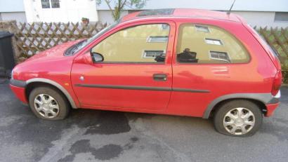 Bild: Polizeiinspektion Neustadt/WN
In beiden Reifen auf der Fahrerseite fehlt Luft. Die Polizei sucht nun den Täter.