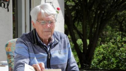 Bild: Wolfgang Steinbacher
Zwischen diesen beiden Bildern liegen annähernd 77 Jahre. Georg Küspert mit seinem jüngeren Ich im noch hervorragend erhaltenen Flugbuch aus dem Jahr 1944.