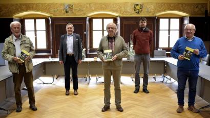 Bild: sck
Über die Neuerscheinung freuen sich (von links) der Auerbacher Chronist Rudolf Weber, Bürgermeister Joachim Neuß, stellvertretender AFO-Vorsitzender Bernhard Frahsek, Sebastian Stock und Eckhard Bodner.