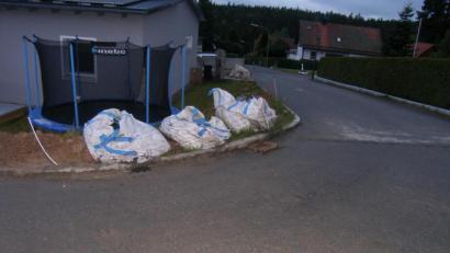 Bild: Polizeiinspektion Neustadt/WN
Zaun und Säcke liegen umgefahren auf dem Grundstück in Flossenbürg. Die Polizei sucht nun den Täter.