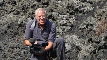 Bild: Ralph Gladitz/exb
BR-Journalist Ralph Gladitz bei einem Dreh am Ätna.