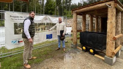 Bild: gis
Bürgermeister Sebastian Voit (links) lässt sich von José-Ricardo Castro-Riemenschneider (rechts) über den Stand der Sanierung unterrichten.