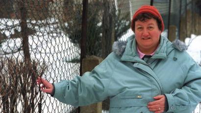 Symbolbild: Thomas Kretschel/Chemnitzer Morgenpost
Der vielleicht berühmteste Nachbarschaftsstreit Deutschlands: Regina Zindler, bekannt geworden durch den "Maschendroatzaun", steht im Jahr 2000 vor dem berühmten Streitobjekt am Knallerbsenstrauch.