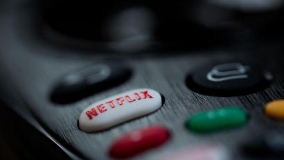 Bild: Rolf Vennenbernd
Der Streaming-Dienst Netflix darf in seinen Nutzungsbedingungen für Deutschland keine Klausel mehr verwenden, die jederzeit beliebige Preiserhöhungen erlaubt. Foto: Rolf Vennenbernd/dpa