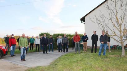 Bild: gru
Verbandsmitglieder beider Zweckverbände vor dem Wasserwerk in Stopfmühle.