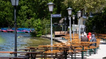 Symbolbild: Sven Hoppe/dpa
Nur wenige Gäste sitzen im englischen Garten am Kleinhesseloher See in einem Biergarten.