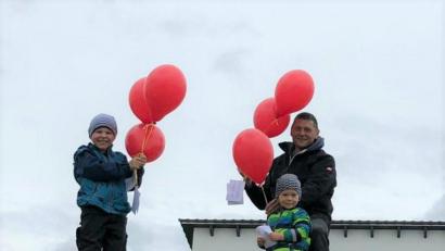 Bild: Iris Zillich/exb
Für jedes Familienmitglied schicken die Schnaittenbacher Kinder einen Luftballon in den Himmel.