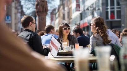 Symbolbild: Frank Rumpenhorst/dpa
Besuche der Außengastronomie sind ab Samstag im Landkreis Amberg-Sulzbach ohne Reservierung und Test möglich. Die Kontaktdaten müssen aber erfasst werden.
