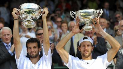 Bild: Neil Munns
Wimbledon 2010: Stolz halten Philipp Petzschner (links) und Jürgen Melzer ihre Trophäen nach dem Sieg im Doppel-Finale in die Höhe. Mit dem Österreicher Melzer feierte Petzschner seine größten Erfolge in der Doppel-Konkurrenz.