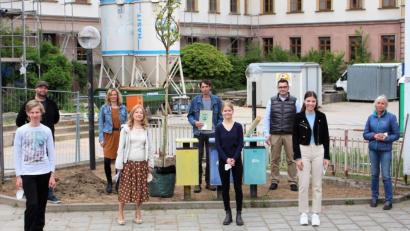 Bild: Dagmar Williamson
Eine Esskastanie, umringt von Fans (von links) Silas Hummel, Johannes Pirner (Biodiversitätsberater Stadt Amberg), Elternbeiratsvorsitzende Gerda Krusche, Oberstudienrätin Veronika Frenzel, Horst Schwemmer (Geschäftsführer Bund Naturschutz), Sina Szeri, stellvertretender Schulleiter Christoph Matz, Paula Keppler und Beate May (stellvertretende Vorsitzende Bund Naturschutz).