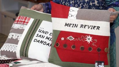 Bild: Gerhard Götz
Bei Marianne Zisler ist jedes Kissen ein Unikat. Sie fertigt auch nach individuellen Wünschen ausschließlich aus alten Stoffen.