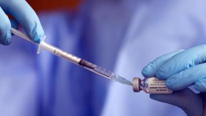 Symbolbild: Federico Gambarini/dpa
Eine Spritze mit einem Corona-Impfstoff wird aufgezogen.