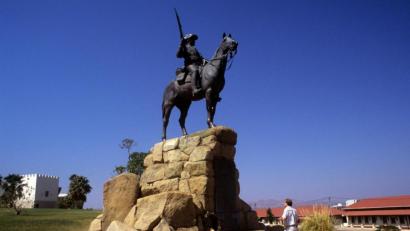 Bild: Roland Holschneider/dpa
Das „Südwester Reiter“ genannte Reiterdenkmal der ehemaligen deutschen Schutztruppe. Das Standbild stand bis zu seiner Umsetzung vor der Alten Feste an der Robert Mugabe Avenue (früher Leutweinstraße). Das Reiterdenkmal wurde am 27. Januar 1912 eingeweiht und soll an die Kolonialkriege des deutschen Kaiserreichs gegen die Herero und Nama von 1903 bis 1907 in Deutsch-Südwestafrika erinnern.