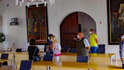 Archivbild: müb
Im Herbst erläuterte Stadtführerin Patrizia Zimmermann (links) erstmals die Gemälde der wittelsbachischen Pfalzgrafen im Rathaussaal. Das soll im Juni wiederholt werden.