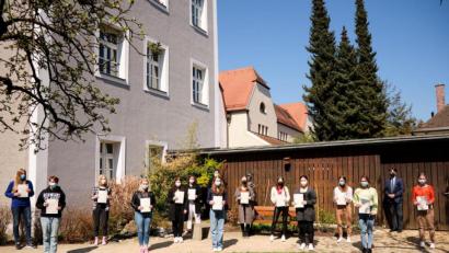 Bild: P. Ringeisen/exb
Die Schülerinnen der 11. Jahrgangsstufe des DJDG haben in den Prüfungen zum "Certificate of Advanced English" ausgezeichnete Resultate erzielt.